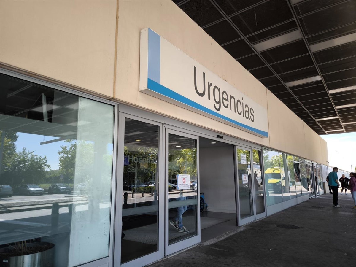 Choque entre turismo y autobús en la calle Murrieta: mujer de 36 años trasladada al Hospital San Pedro.