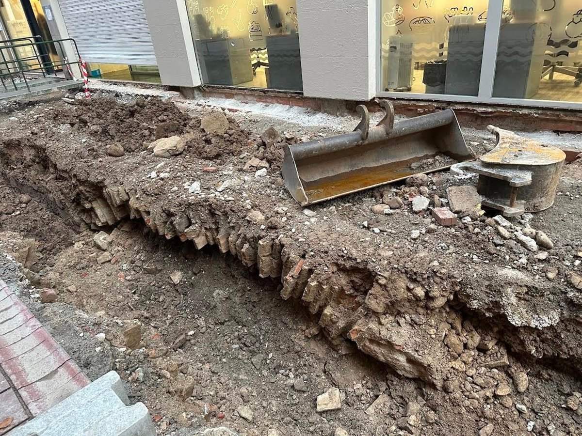 Inicio de la catalogación de restos arqueológicos en la calle Beti Jai durante obras de remodelación.