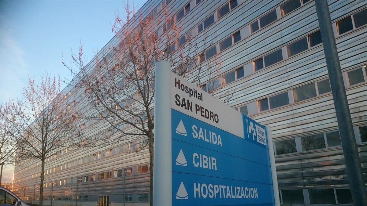 Un motorista de 52 años trasladado al Hospital San Pedro tras ser arrollado por un vehículo en Logroño.