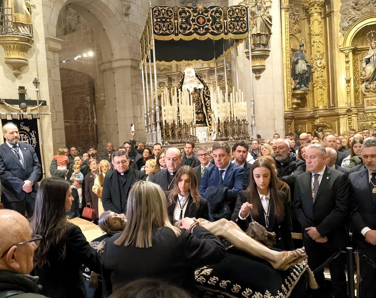 Centenares de logroñeses participan en la Limpieza del Cristo del Sepulcro en Logroño