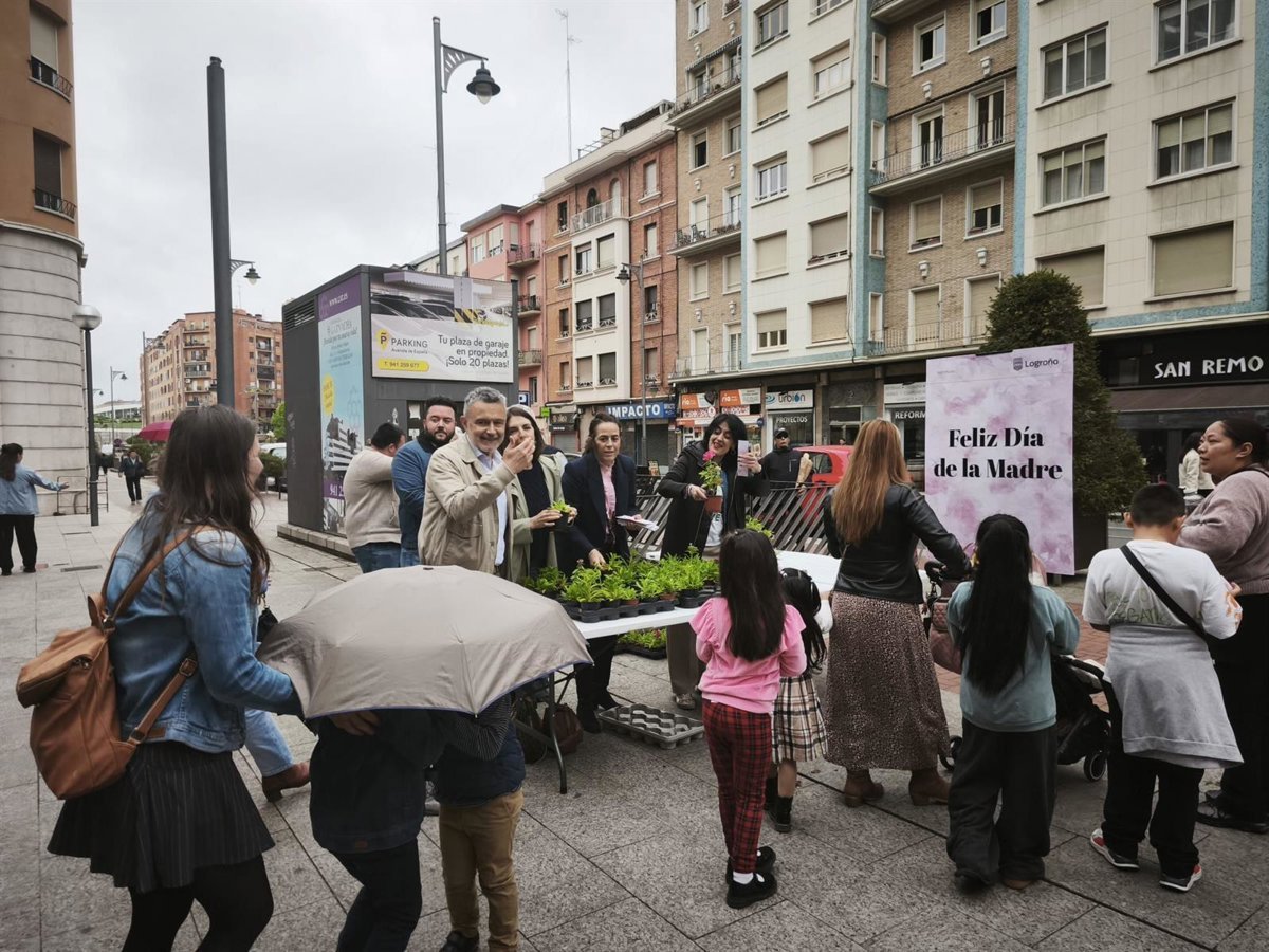 Homenaje a las madres en Logroño con reparto de plantas del vivero municipal